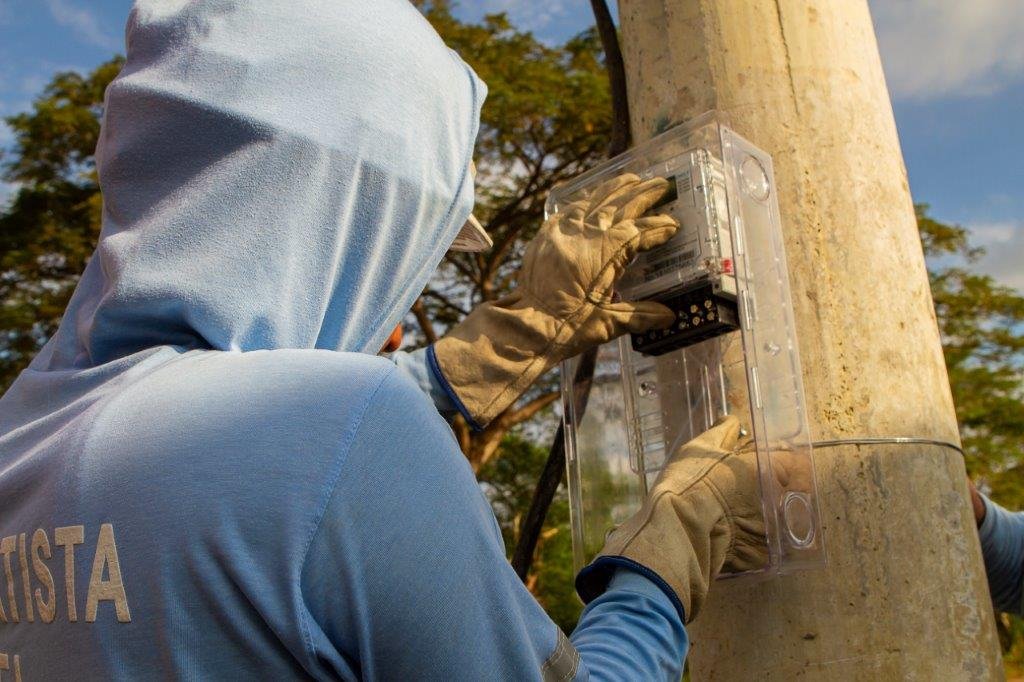 Técnico instalando y manteniendo medidores